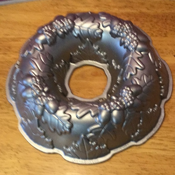 Nordic ware fall harvest Bundt pan - Picture 2 of 4